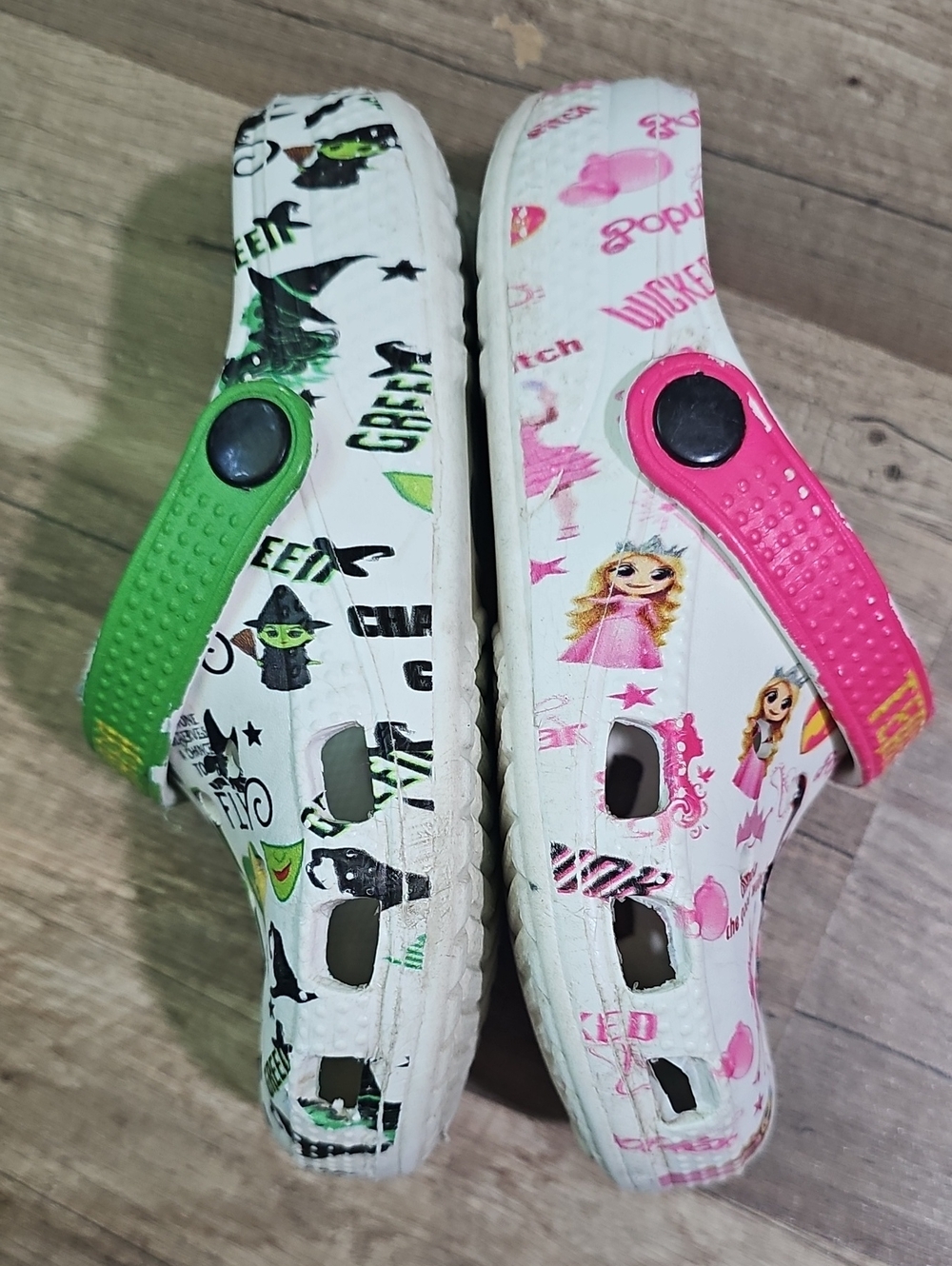 Wicked Kids' Size 1 Mismatched Slip-On Clogs Elphaba & Glinda - Picture 5 of 6